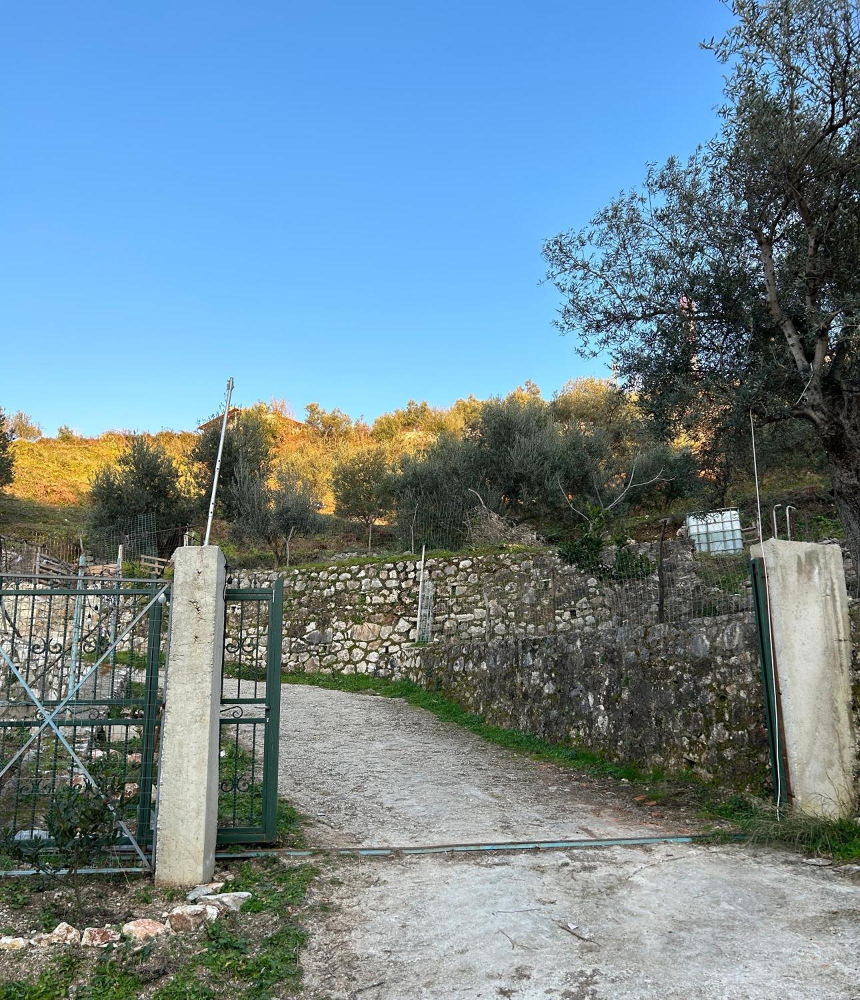 Hostel On The Hill - By Filikuri Beach Himare Exterior photo